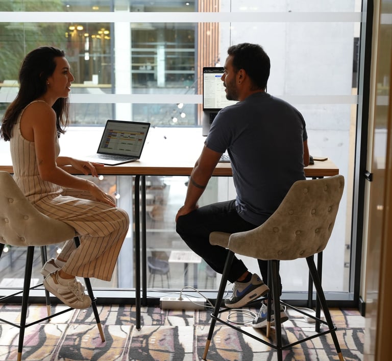 Salariés travaillant ensemble dans le bureau lumineux