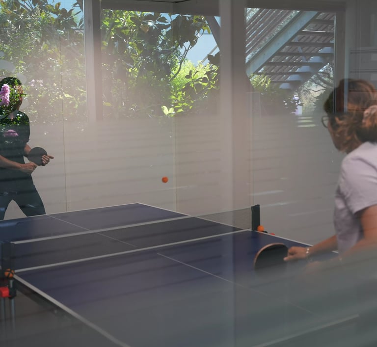 Moment de détente avec les employés autour d'un ping pong improvisé à côté de l'open space