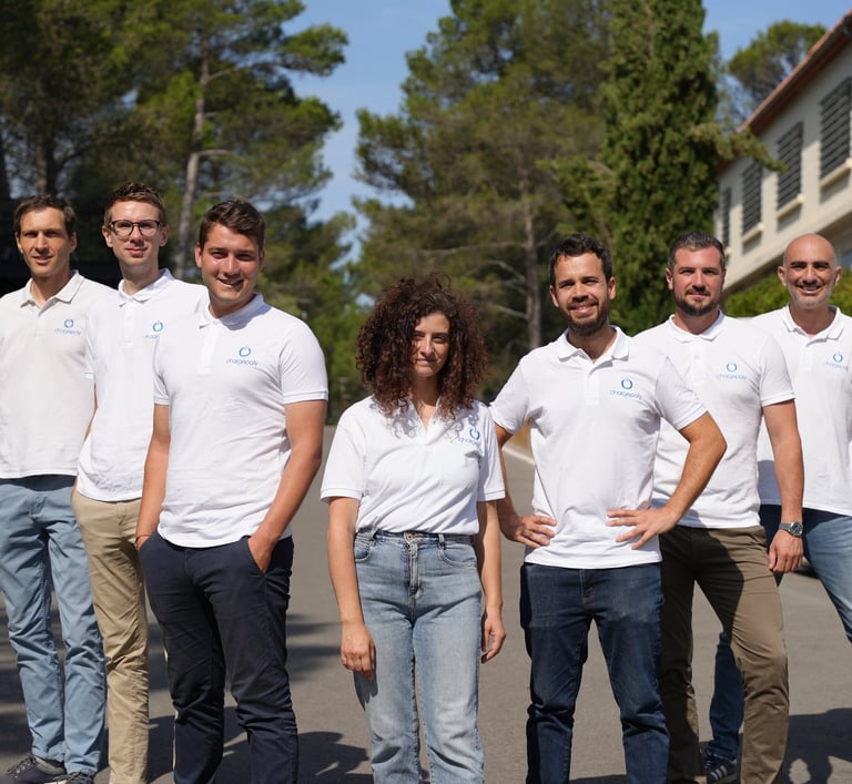 Photo illustrant une équipe de salariés à l'extérieur de l'entreprise
