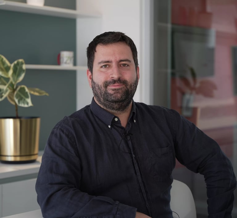 Employé qui sourit dans son bureau