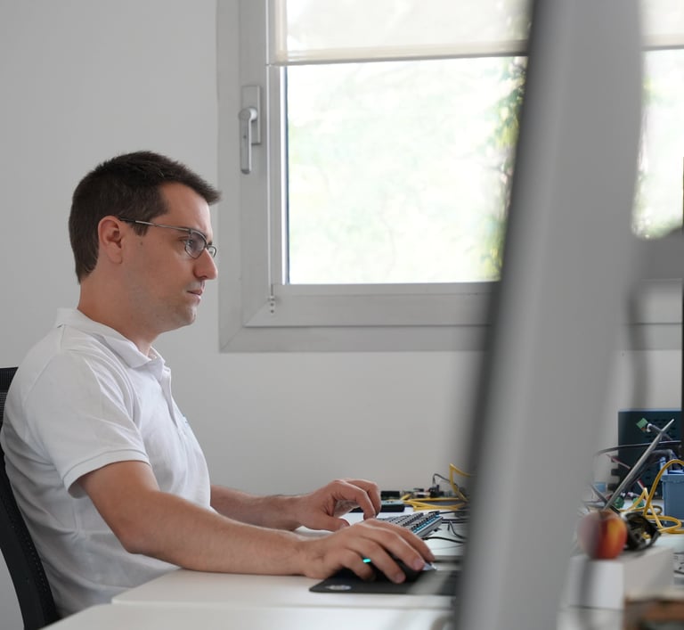 Employé travaillant devant son ordinateur
