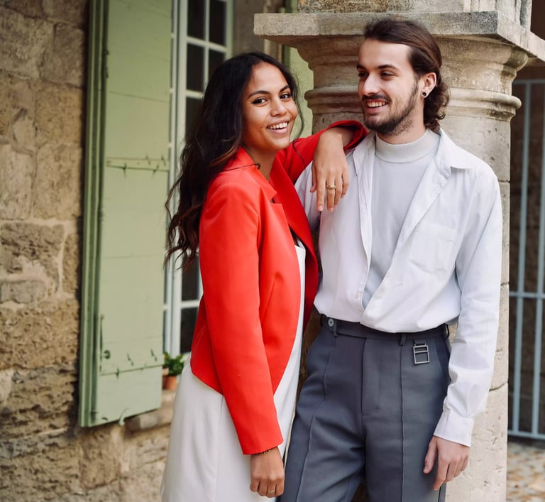 Couple qui rit durant leur séance photo d'engagement dans un village pittoresque en provence
