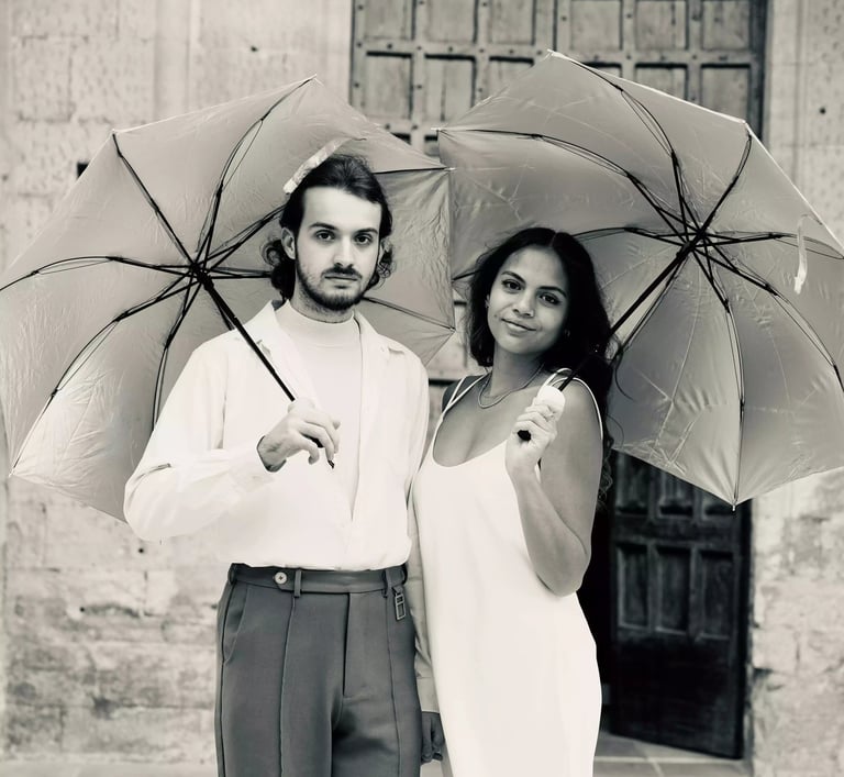 Séance d'un couple qui s'engage devant une église en provence avec des parapluies