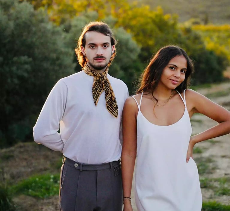 Engagement d'un jeune couple aux Baux de Provence au coucher du soleil