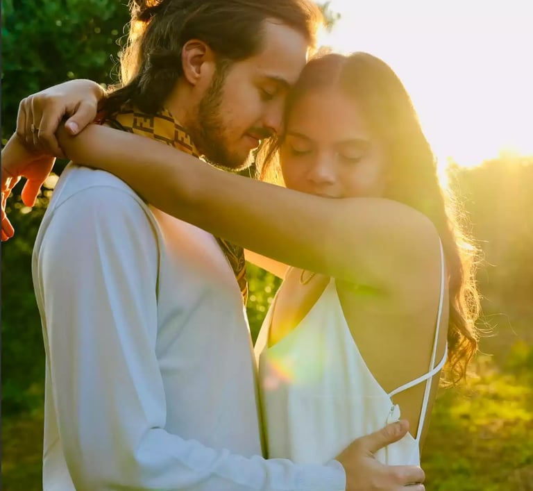 Romantisme d'un couple durant le coucher du soleil en provence