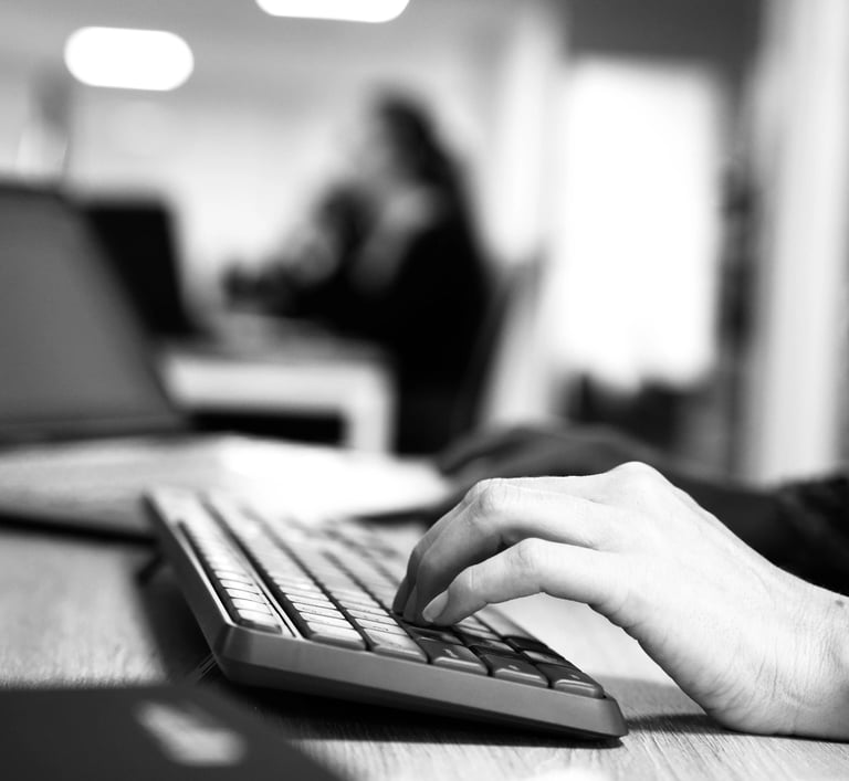 Main sur un clavier d'ordinateur