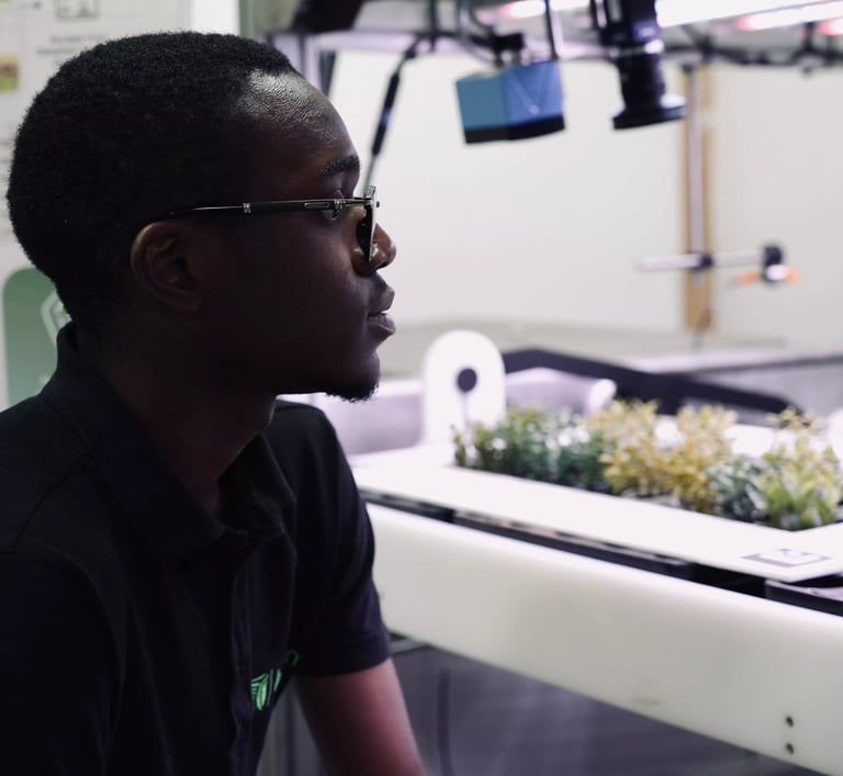 Employé mesurant les plantes à l'aide de capteurs