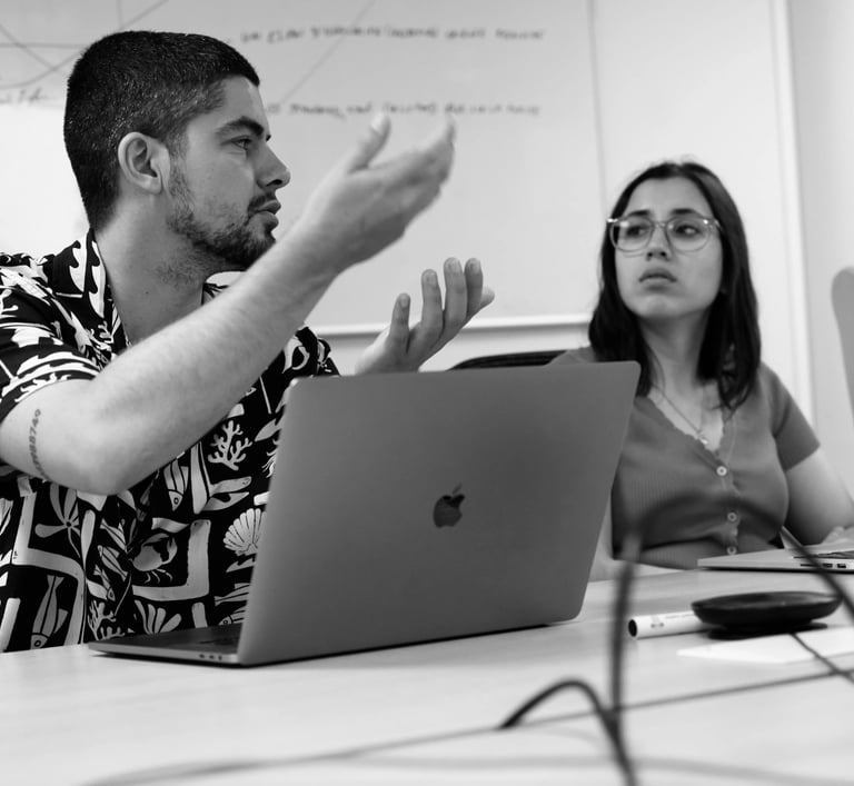 Dirigeant qui s'exprime durant la réunion