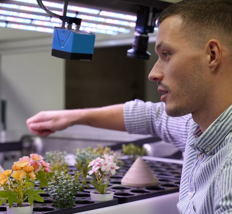 Chef de projet mesurant les plantes à l'aide de capteurs