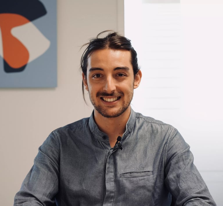 Employé qui sourie durant son interview