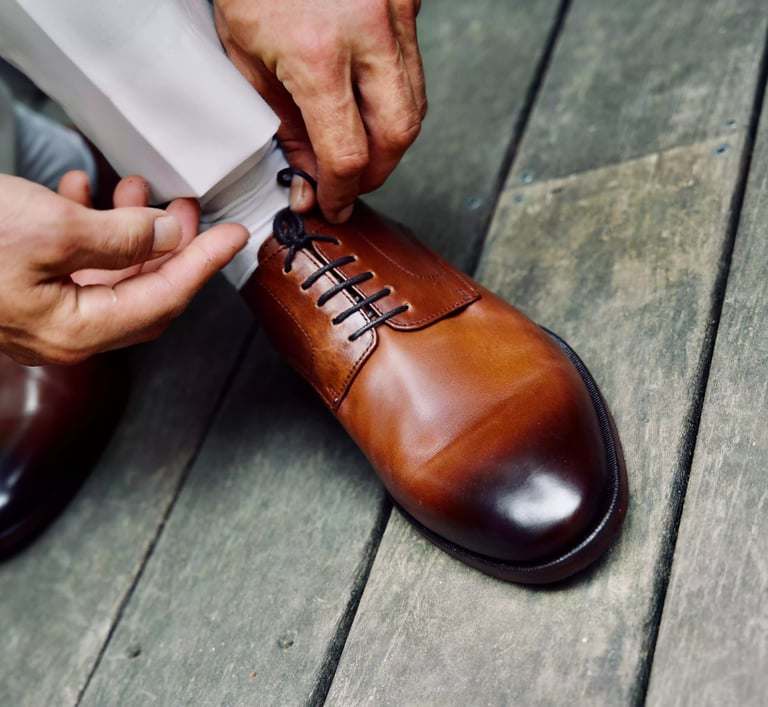 Les chaussures du marié durant les préparatifs