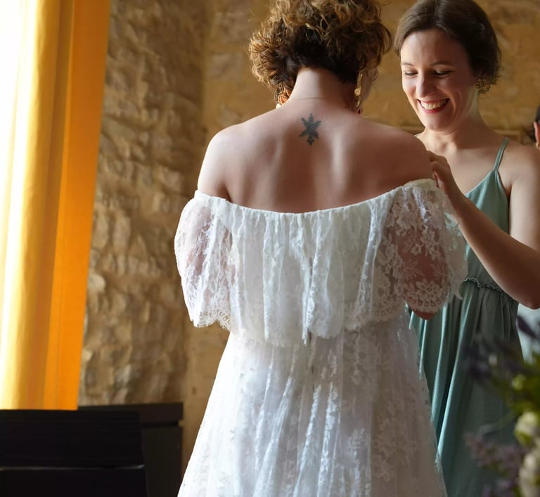La mariée se prépare avec sa demoiselle d'honneur