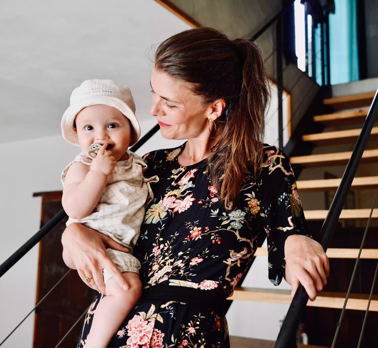 Maman qui porte son enfant après les préparatifs de la mariée