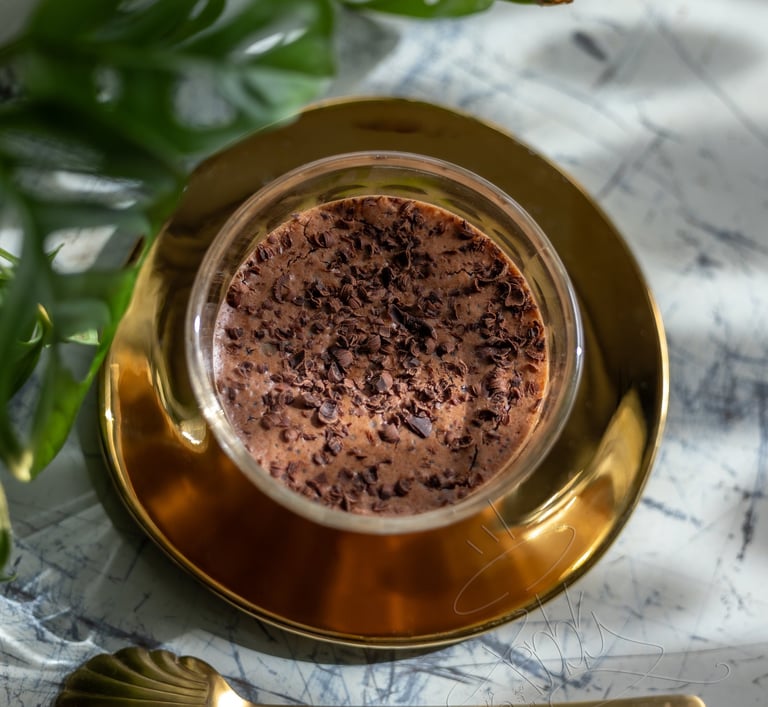 Un dessert de mousse au chocolat végétale présenté dans un verre