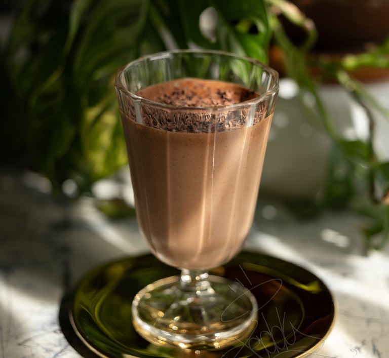 Un dessert de mousse au chocolat végétale présenté dans un verre transparent.