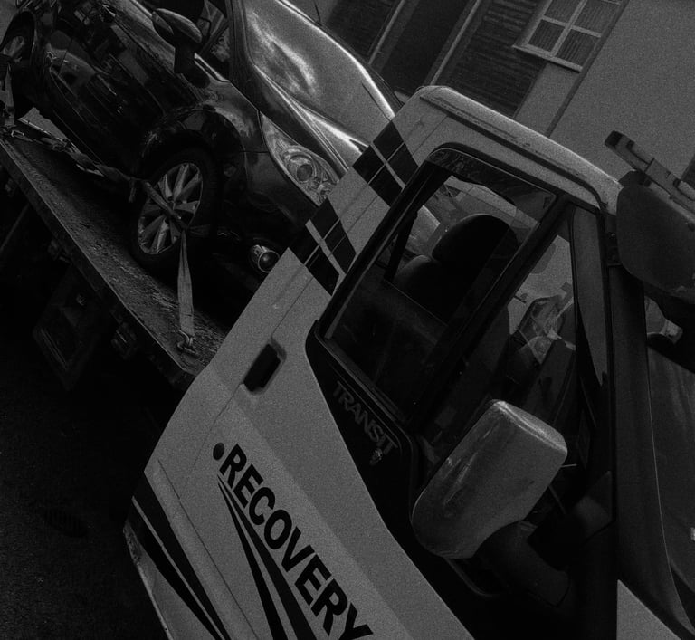 alt="Recovery truck loading vehicle in Droitwich – gallery image"