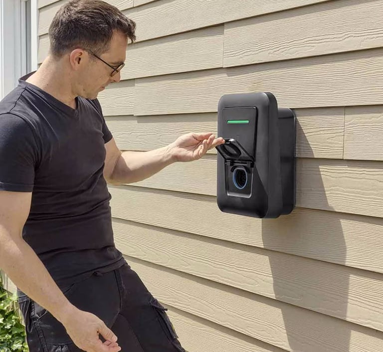 homme recharge sa voiture électrique