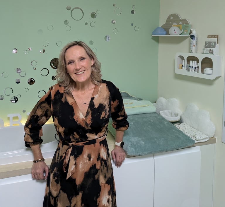 la praticienne souriante dans son salon 