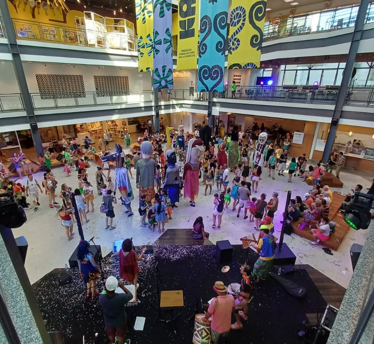 Cortejo de bonecões carnavalescos.