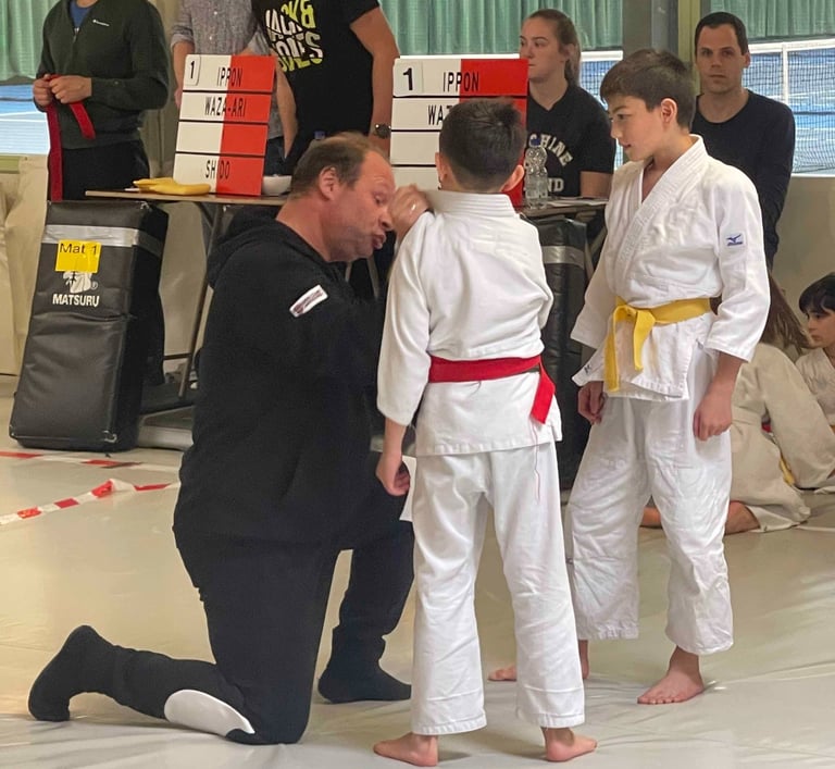 Sensei Patrick de Ridder geeft aanwijzingen bij het clubtoernooi