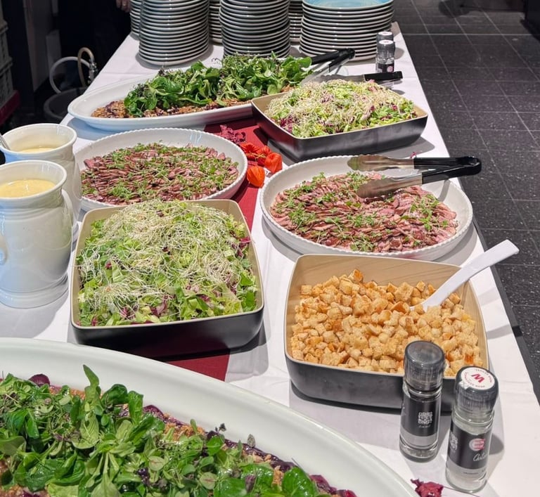 Essensbuffet mit Salaten und Carpaccio