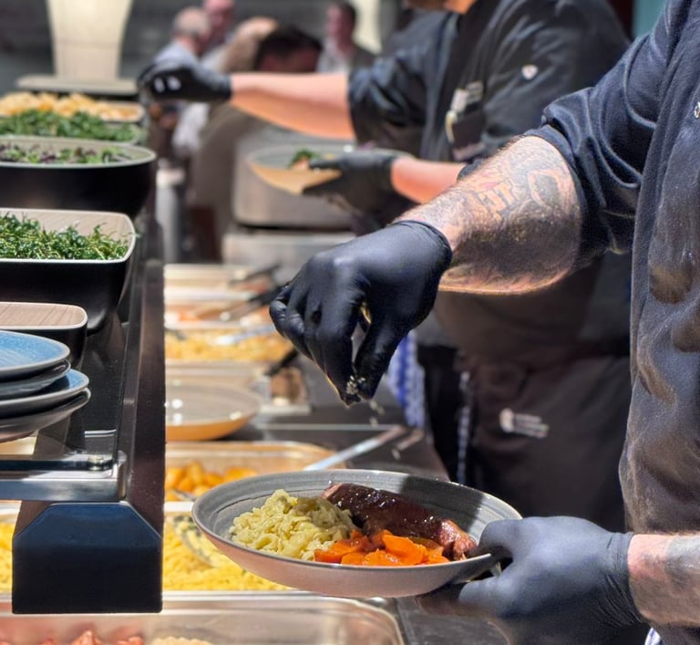 Anrichten des Catering Menüs