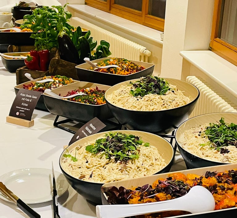 Weihnachtsbuffet auf den Tischen