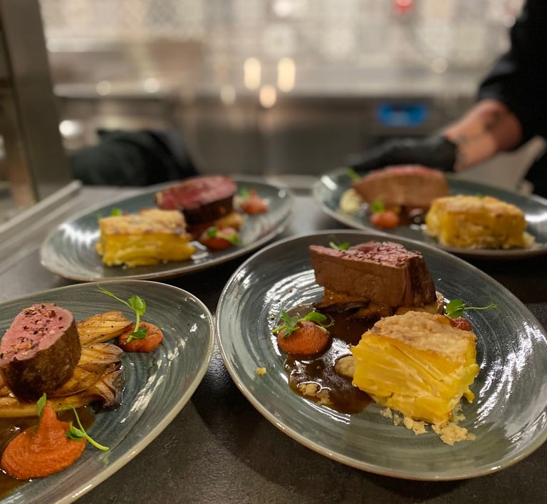 Fleisch und Kartoffelgratin auf den Tellern