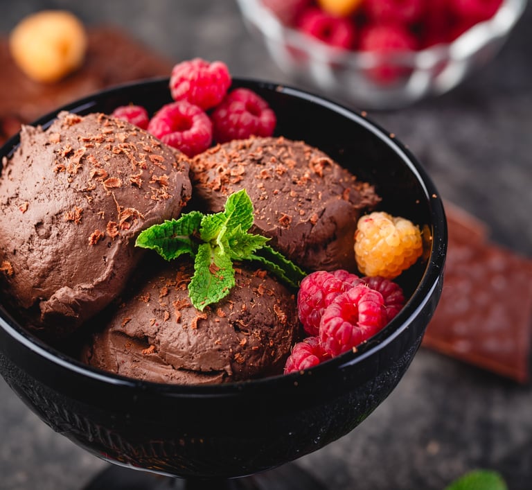 Creación de helado de chocolate oscuro con tropiezos de frutos rojos