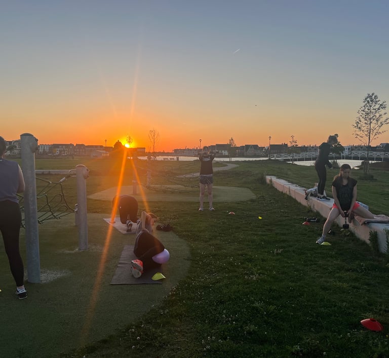 Groepslessen voor vrouwen in Weesp. Outdoor Fit. Buiten. Ook in het Engels.