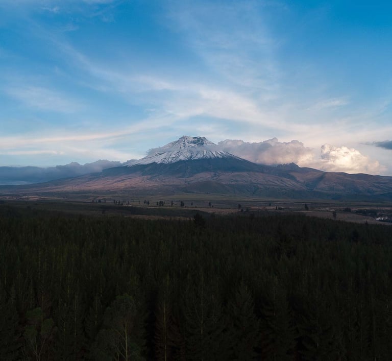 Foto aérea con dron del volcán cotopaxi al anochecer en ecuador