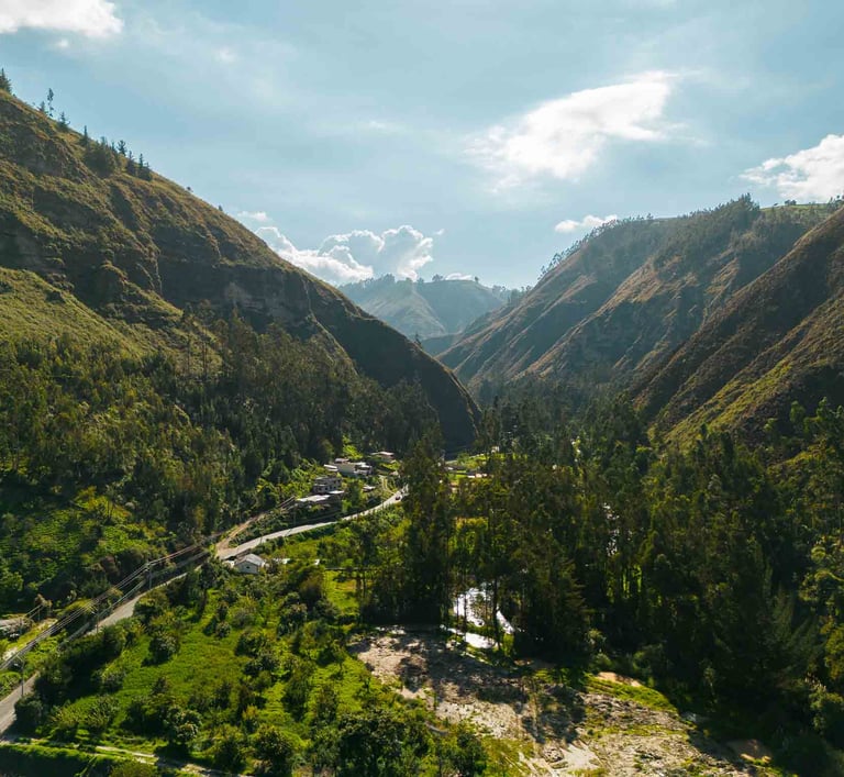 Foto de dron de valle entre dos montañas
