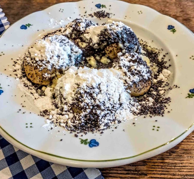 postre típico de Eslovaquia con semillas de amapola y azúcar, servido sobre un mantel