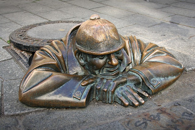 Escultura de bronce de Čumil, el famoso “mirón” de Bratislava, saliendo de una alcantarilla