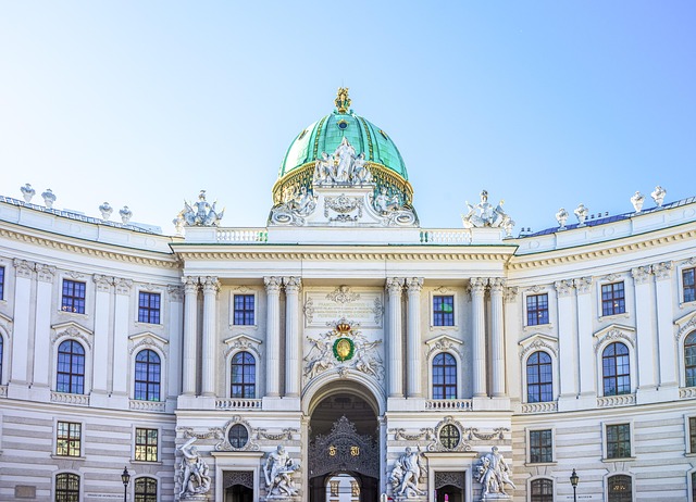 Fachada barroca del Palacio Imperial de Hofburg en Viena bajo un cielo azul despejado