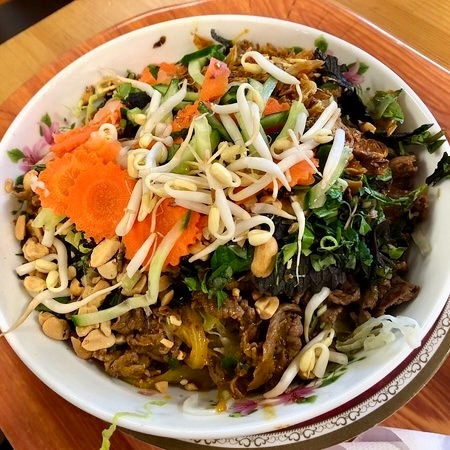 Plato vietnamita servido en Phong Nam Bistro Bratislava, con fideos de arroz, verduras frescas