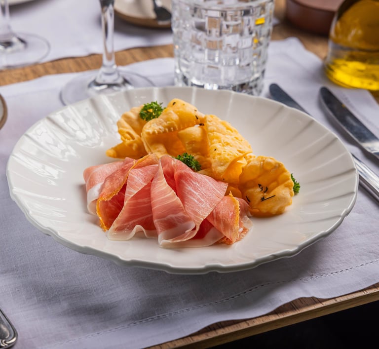 Ristorantino: prosciutto di Parma con torta fritta e burro alle erbe. Foto: Mario Rodrigues