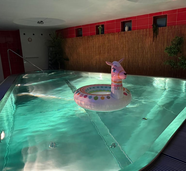 Velký soukromý vnitřní bazén v privátním wellness Praha