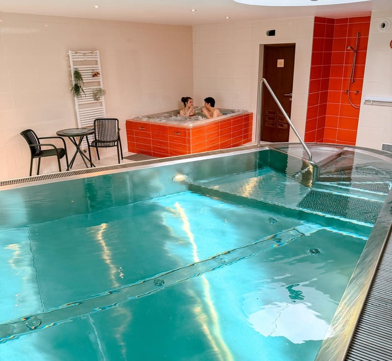 Privátní vnitřní bazén s vířivkou v Private Spa Prague