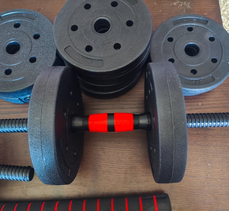 Halter ajustável JUPPLIES montado com discos de peso pretos e punho vermelho e preto