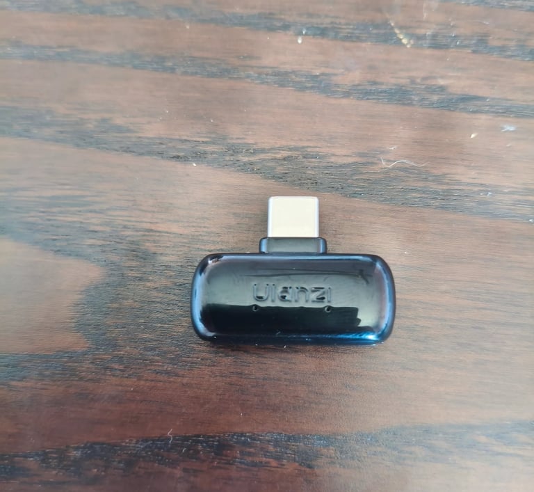 Recetor USB-C do microfone sem fios Ulanzi Micro A200 em cima de uma mesa de madeira