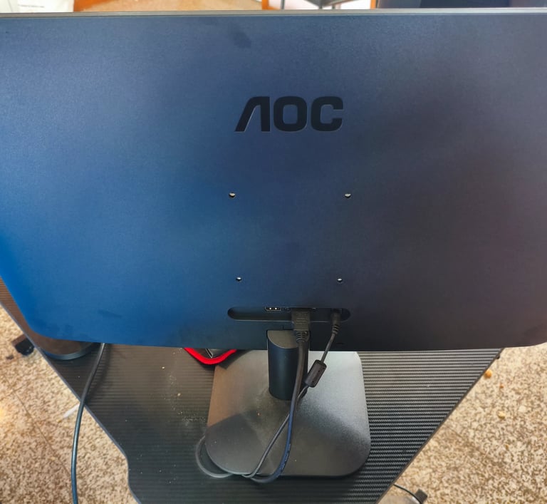 Vista traseira geral do monitor AOC Q27B35E com o logo AOC gravado.