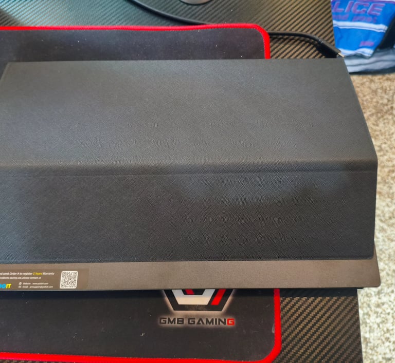 Display portátil com capa protetora fechado numa secretária