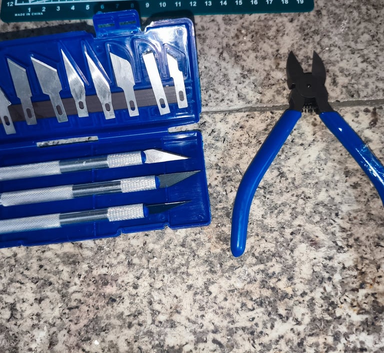 Conjunto de lâminas e alicate para limpeza de peças impressas em 3D
