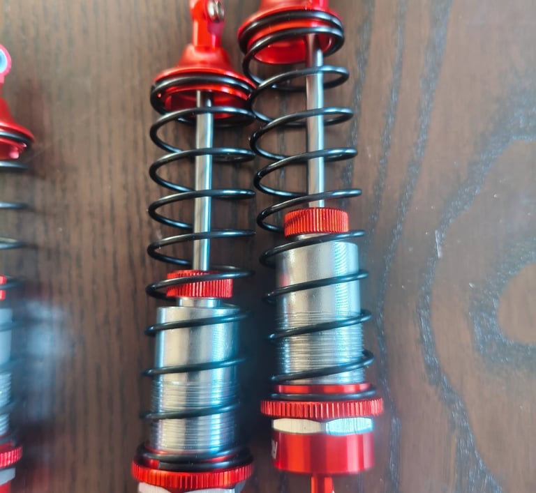 Amortecedores com molas instaladas para upgrade de desempenho em RC