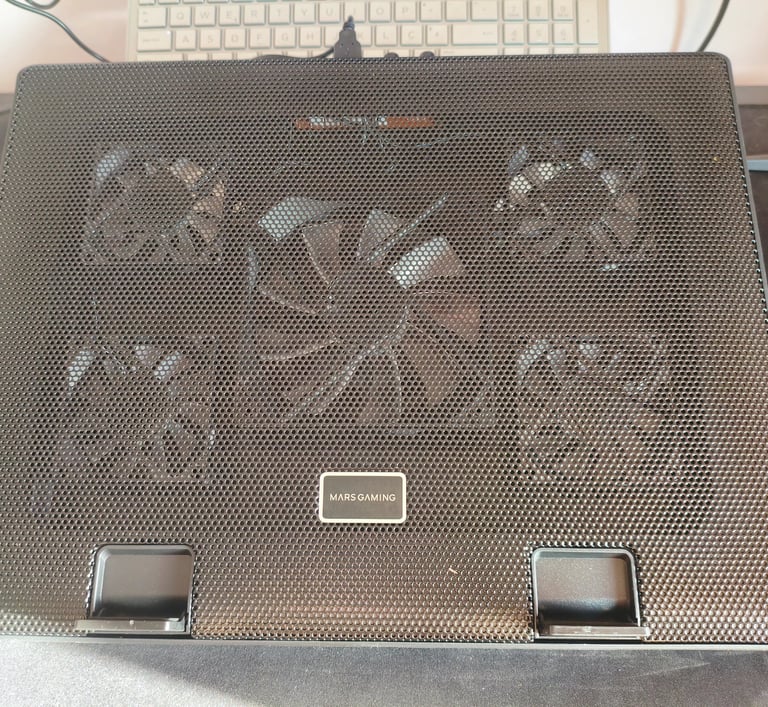 Cooling pad com várias ventoinhas e superfície em malha metálica