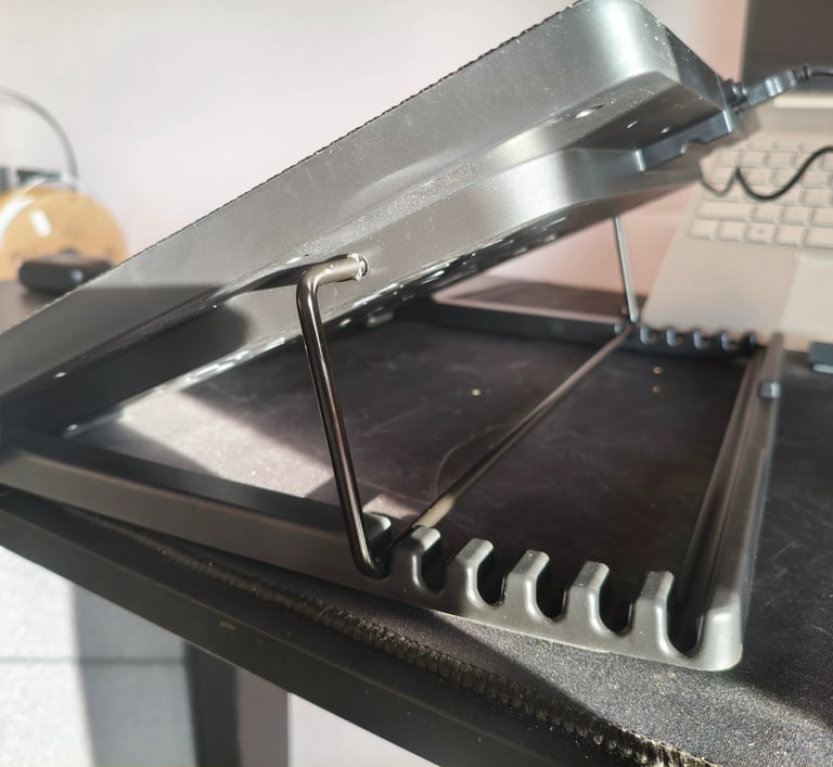 Estrutura de suporte para laptop com elevação e circulação de ar