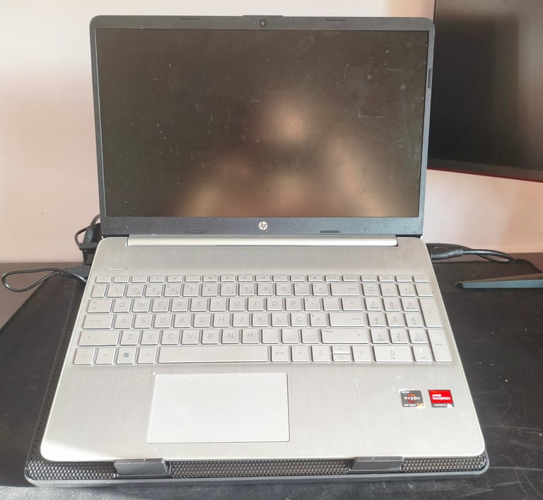 Setup de secretária com portátil em base de arrefecimento ativa