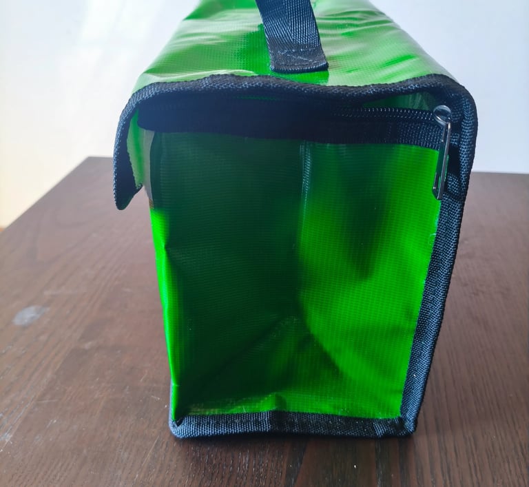 Análise da pega de transporte e fecho de segurança em mala ignífuga Ovonic Lipo Guard.