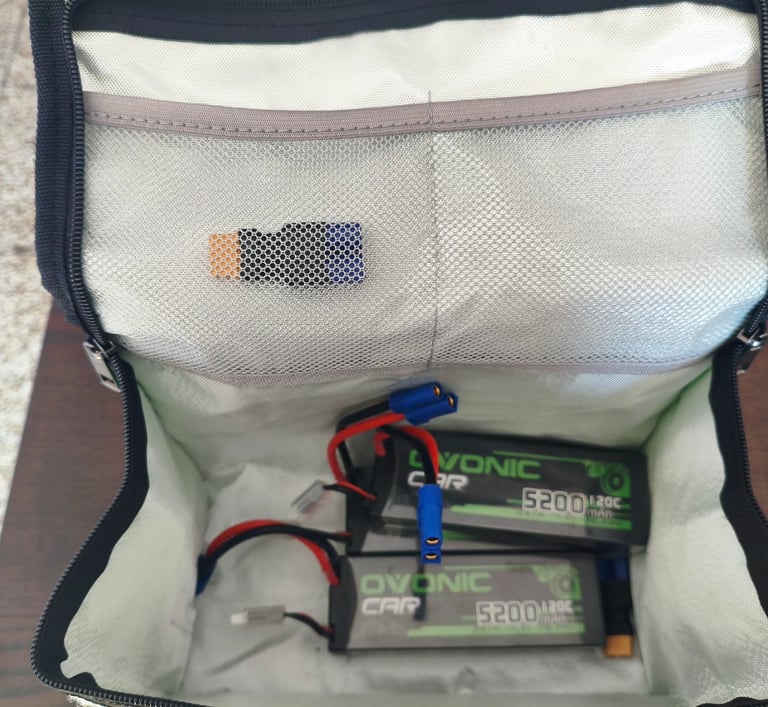 Análise de capacidade do estojo de transporte com duas baterias LiPo Ovonic 5200mAh para carros RC.